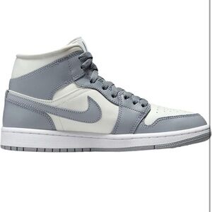 Nike Women's Air Jordan 1 Mid  SIZE 9.5